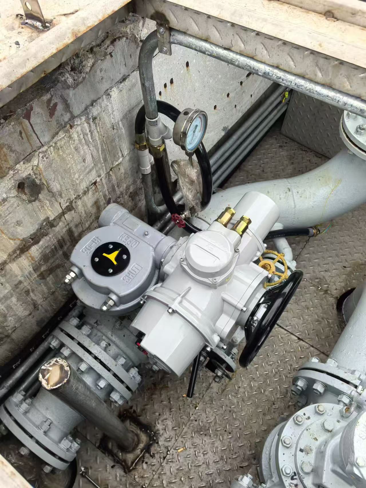 After the retrofit: electric ball valve with actuator installed, retaining the handwheel emergency operation mechanism and position indicator